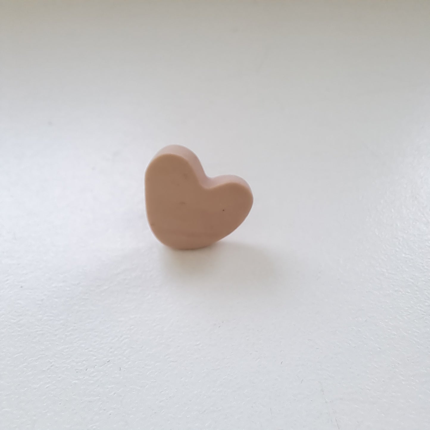 HEATHER Herz-Ohrstecker, Beige