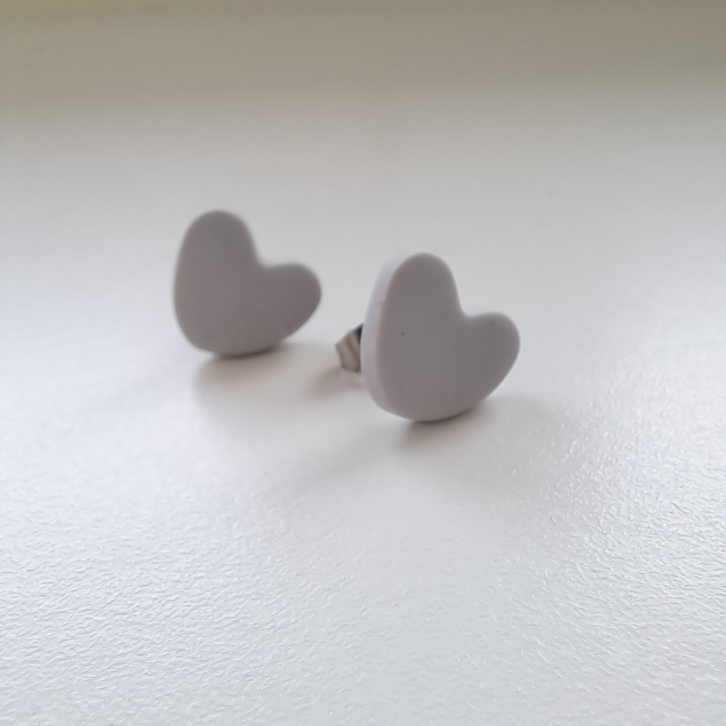 HEATHER heart stud earrings, light gray
