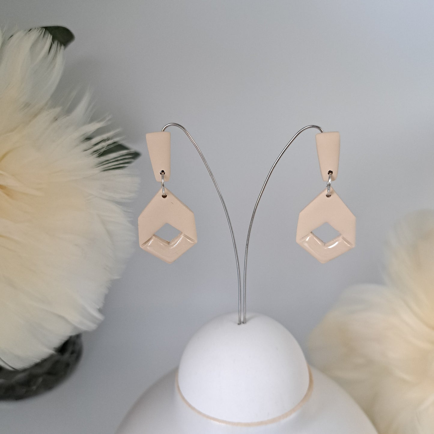 LEXI Statement-Ohrhänger, Beige/Silber oder Beige/Gold