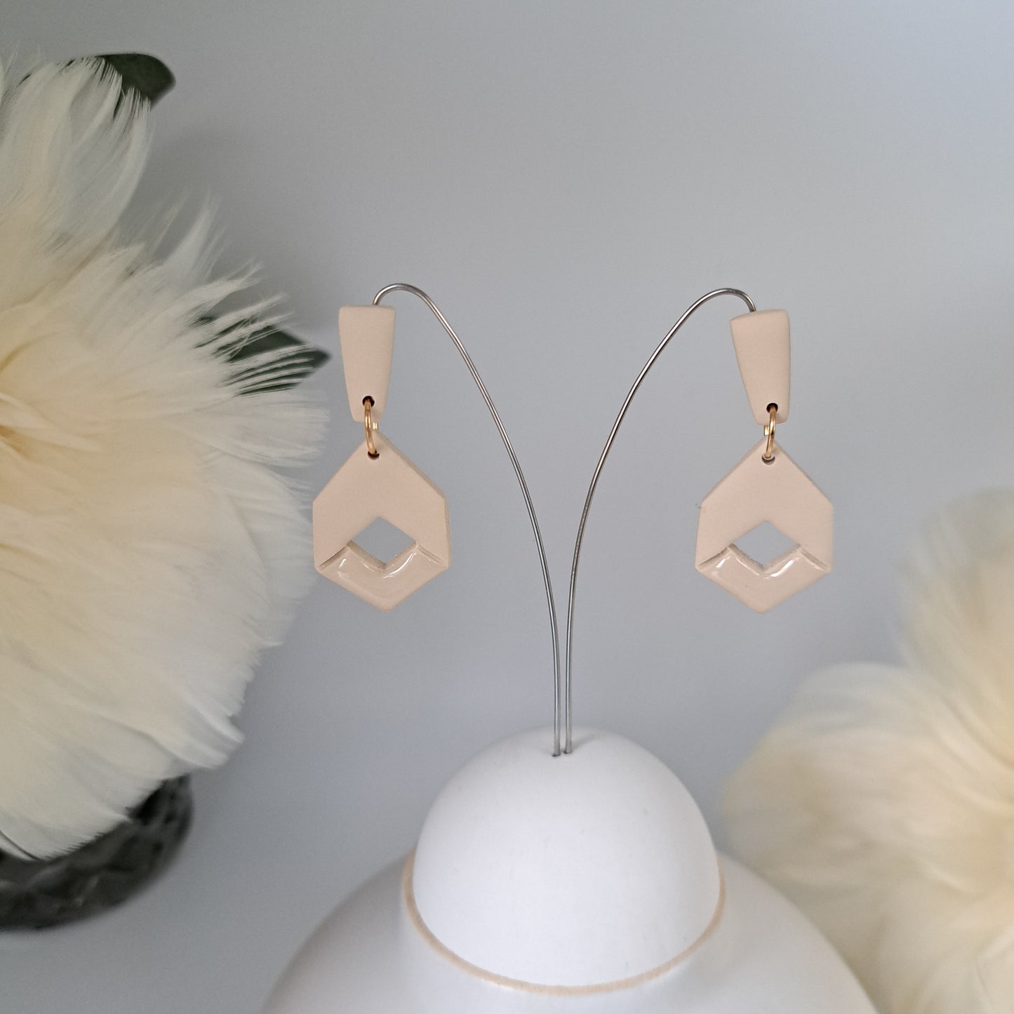 LEXI Statement-Ohrhänger, Beige/Silber oder Beige/Gold