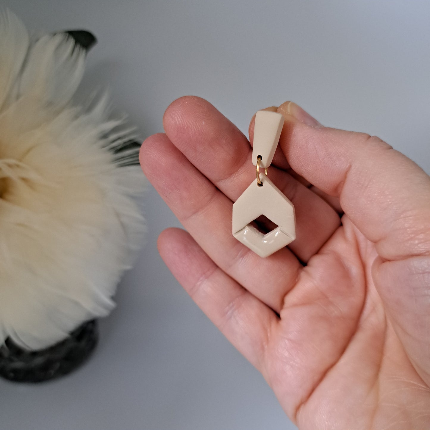 LEXI Statement-Ohrhänger, Beige/Silber oder Beige/Gold