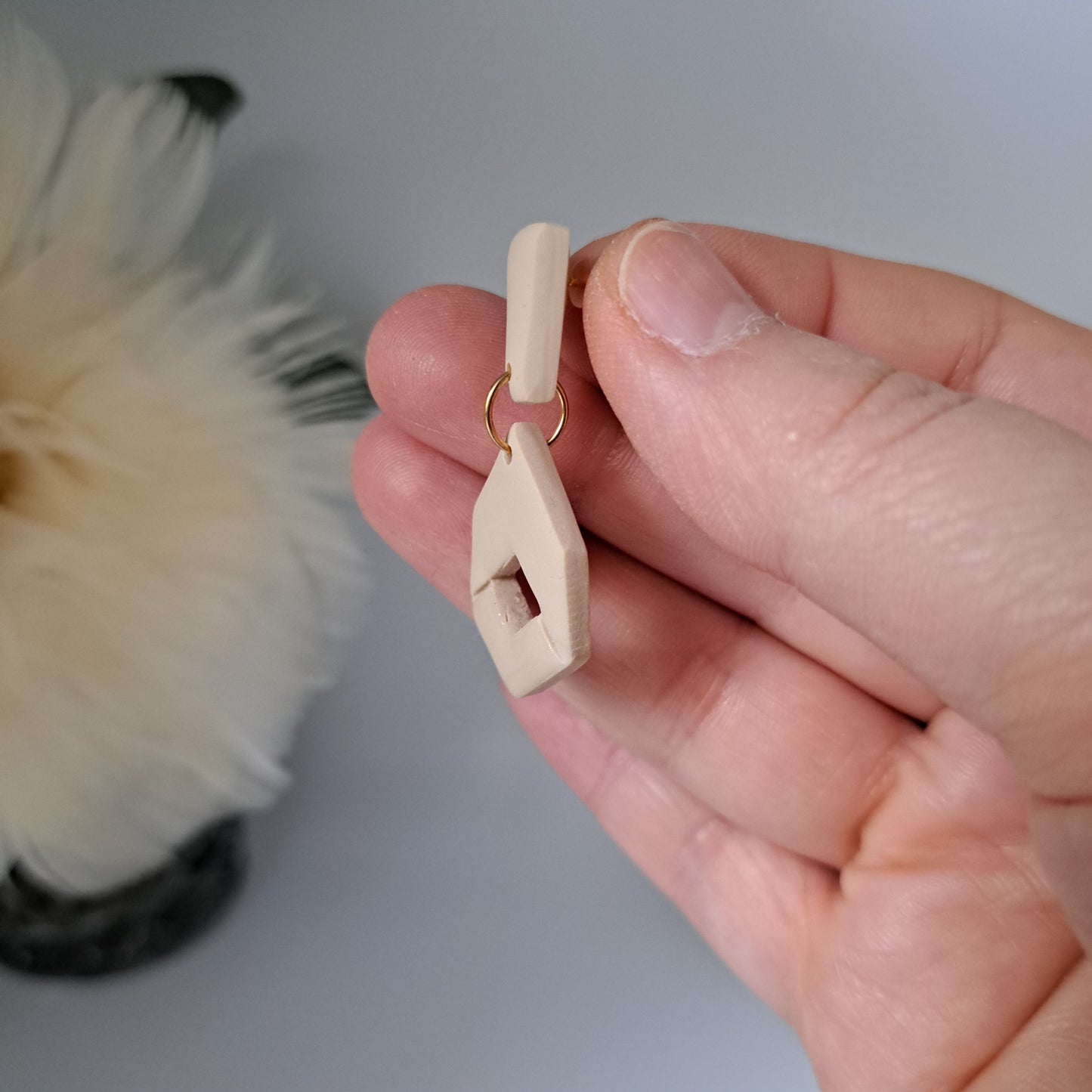 LEXI Statement-Ohrhänger, Beige/Silber oder Beige/Gold