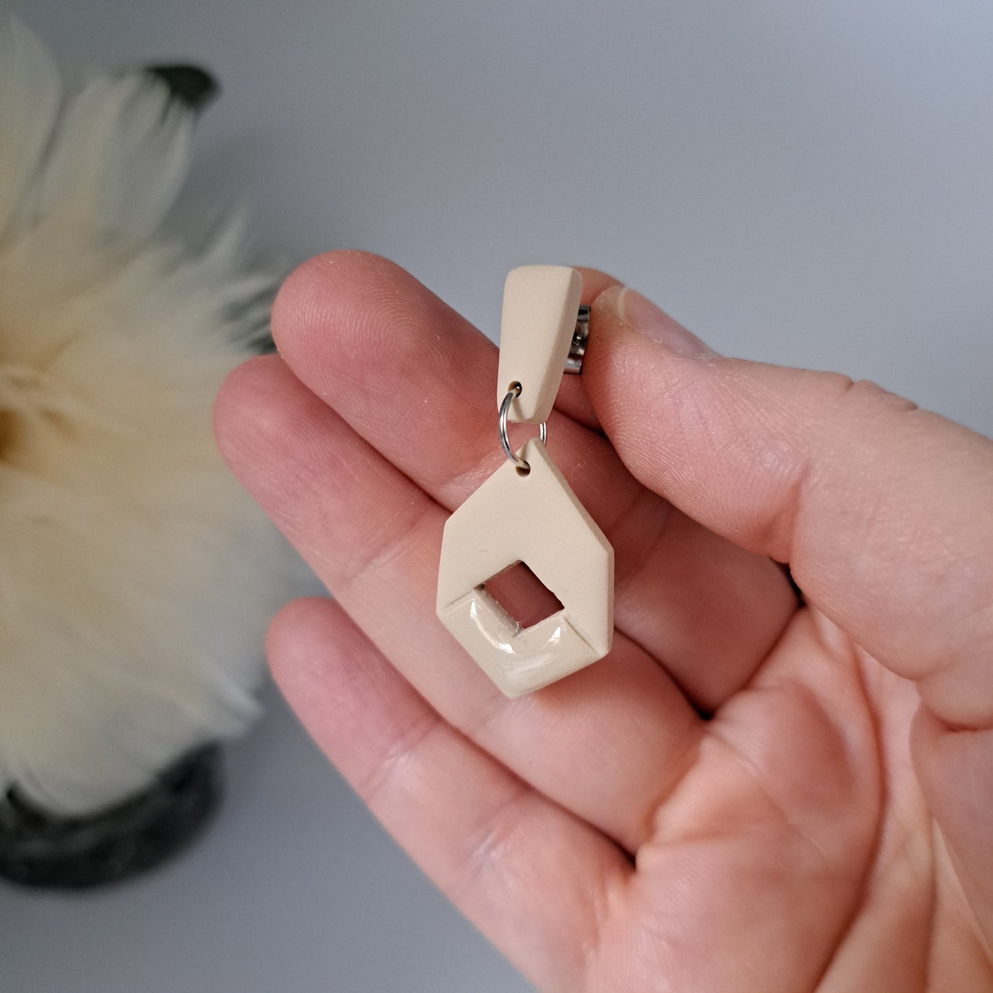 LEXI Statement-Ohrhänger, Beige/Silber oder Beige/Gold