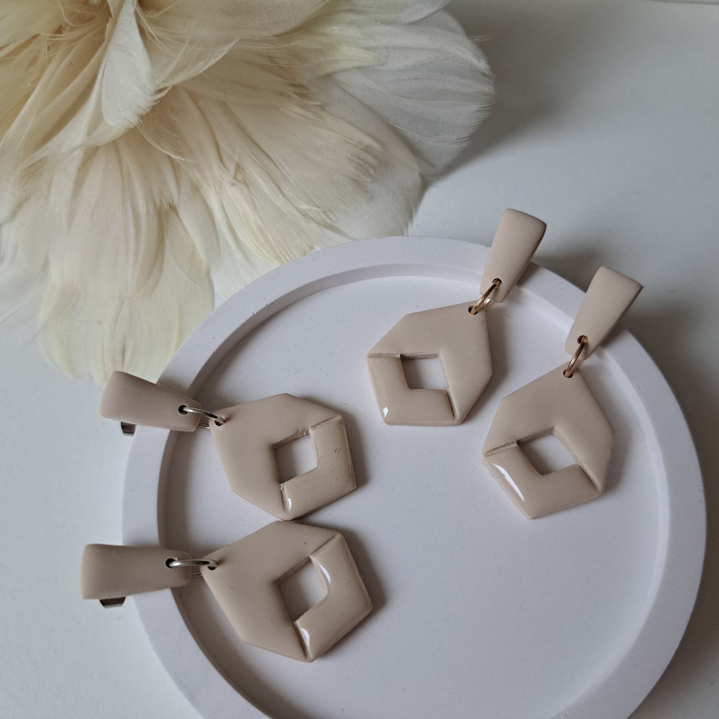 LEXI Statement-Ohrhänger, Beige/Silber oder Beige/Gold