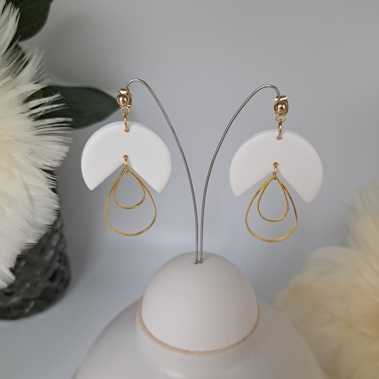 BELINDA statement earrings, white/gold