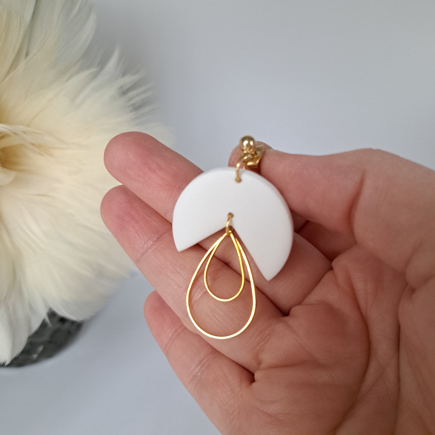 BELINDA statement earrings, white/gold