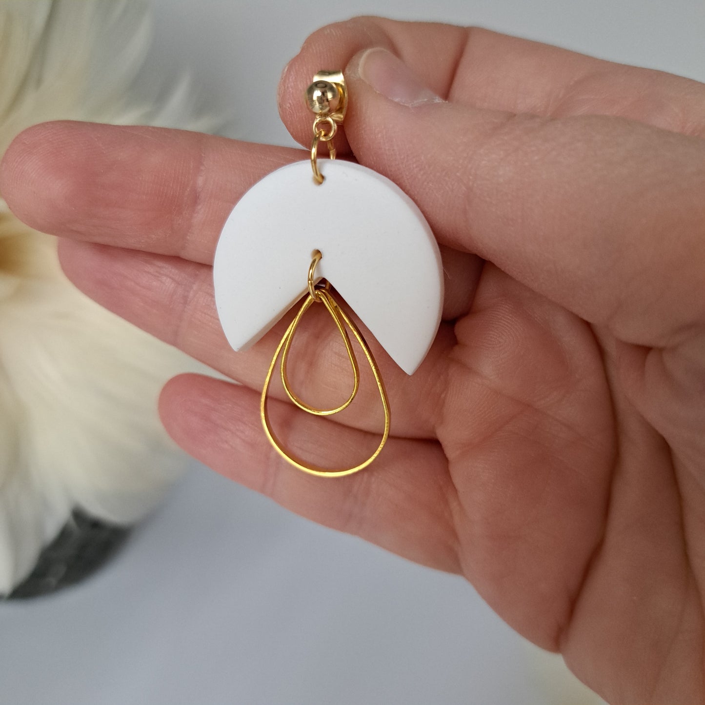BELINDA statement earrings, white/gold