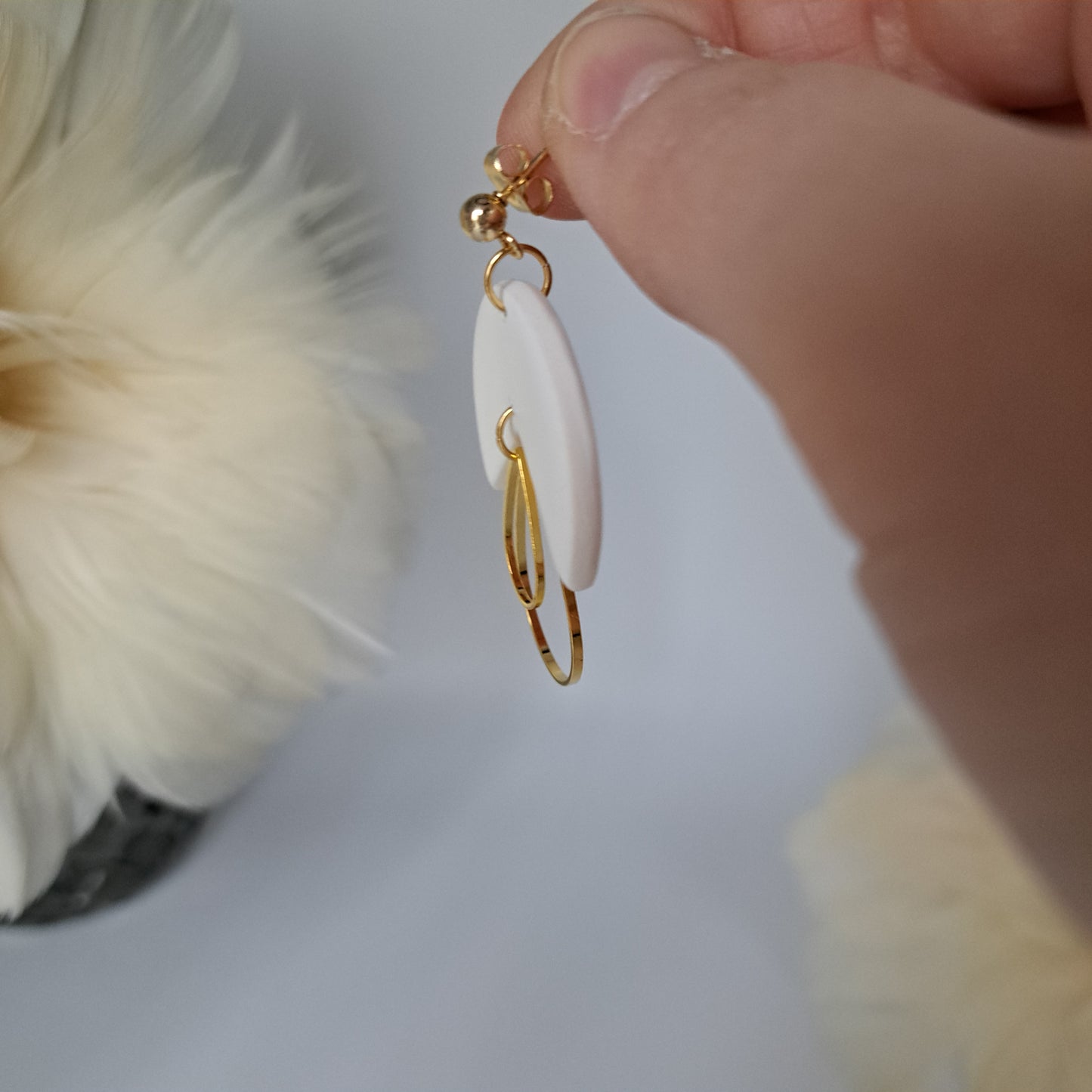 BELINDA statement earrings, white/gold