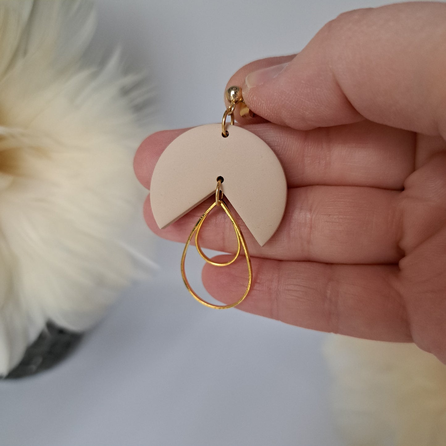 BELINDA Statement-Ohrhänger, Beige/Gold