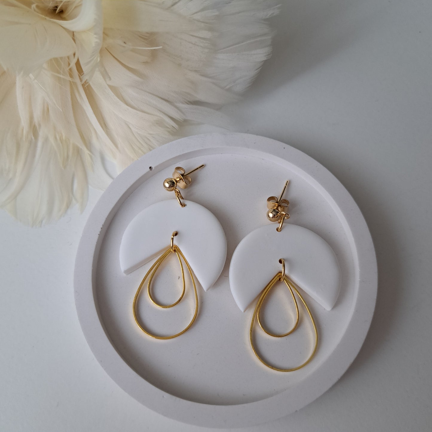 BELINDA statement earrings, white/gold