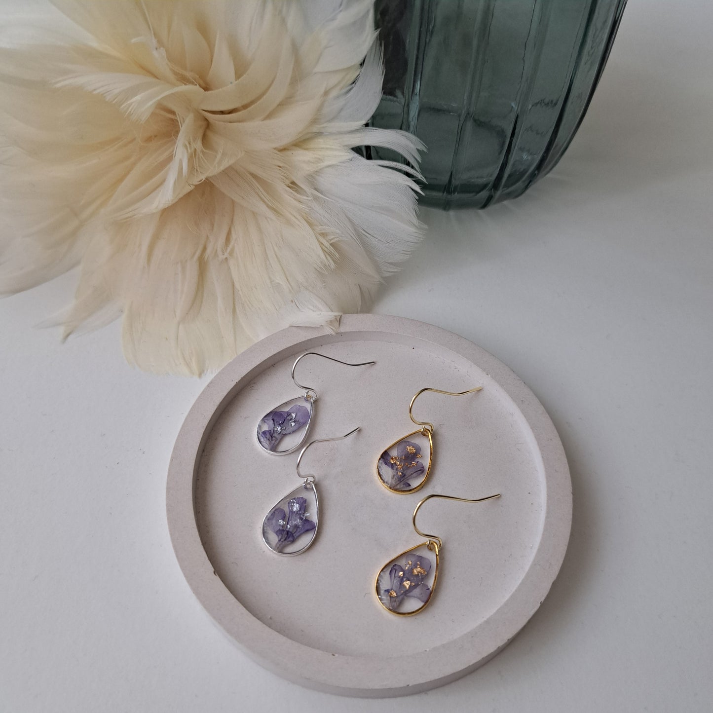 LAVENDEL, kleine Blumen-Ohrhänger, Gold oder Silber/Transparent