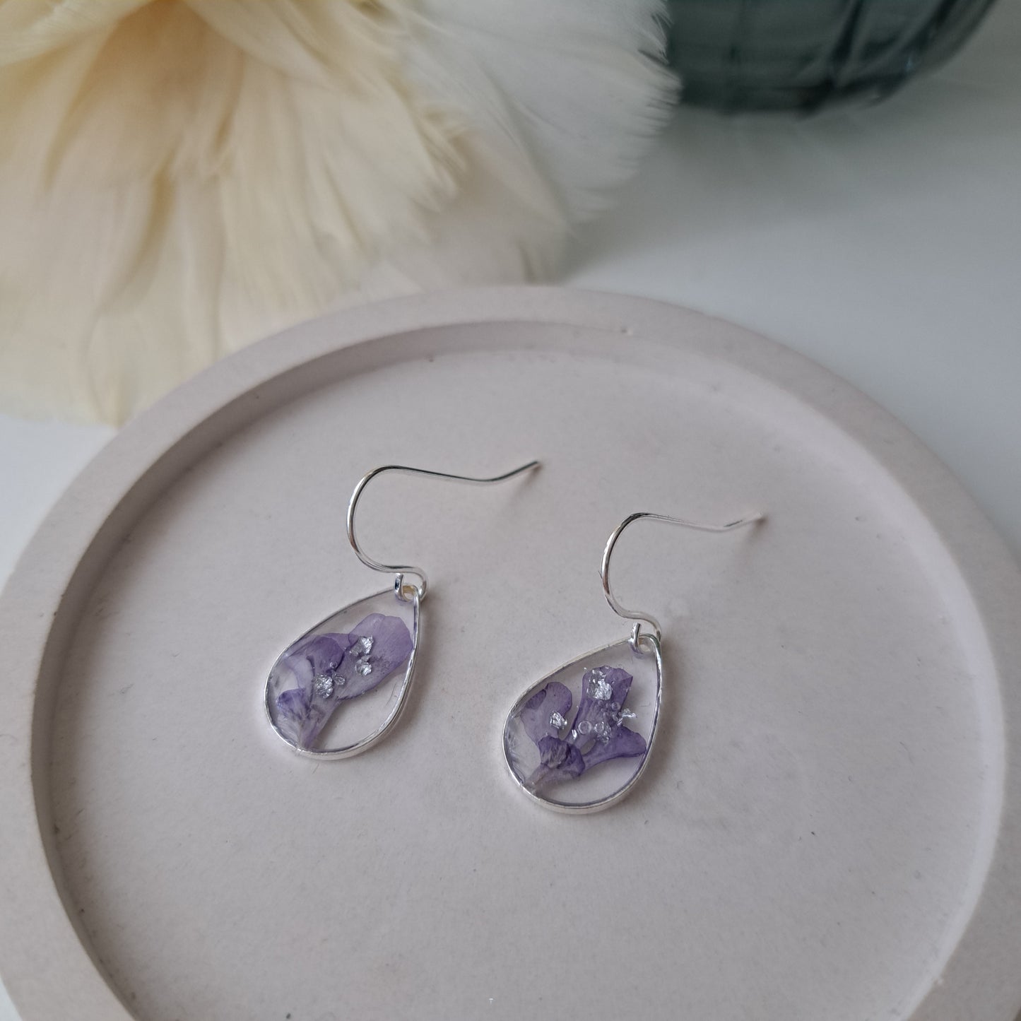 LAVENDEL, kleine Blumen-Ohrhänger, Gold oder Silber/Transparent
