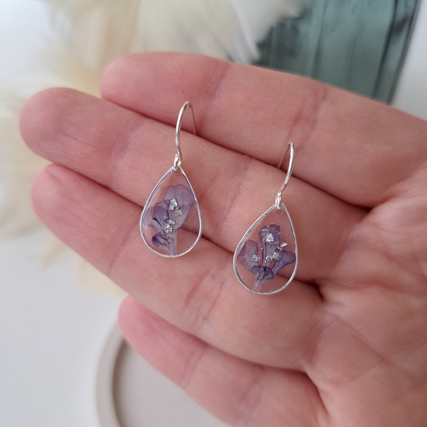 LAVENDEL, kleine Blumen-Ohrhänger, Gold oder Silber/Transparent