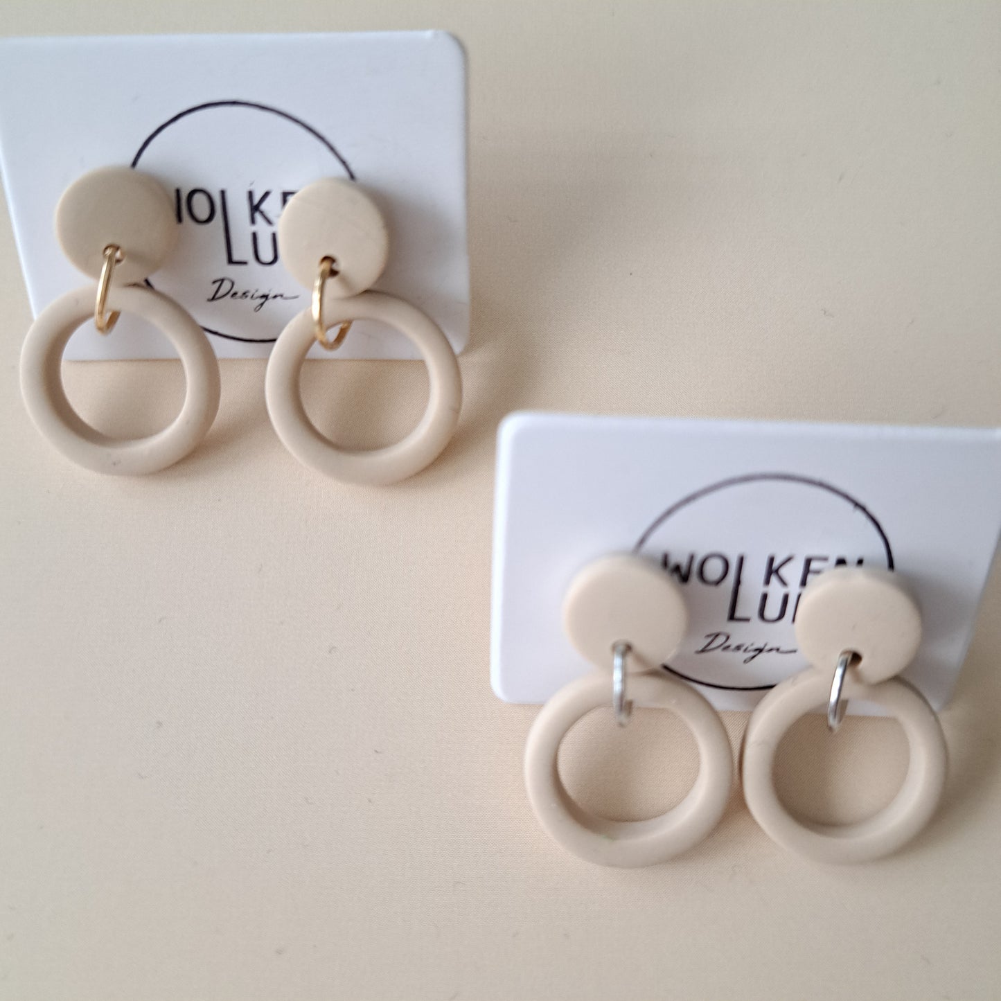BILLY, kleine Statement-Ohrhänger, Beige oder Grau/Gold oder Silber