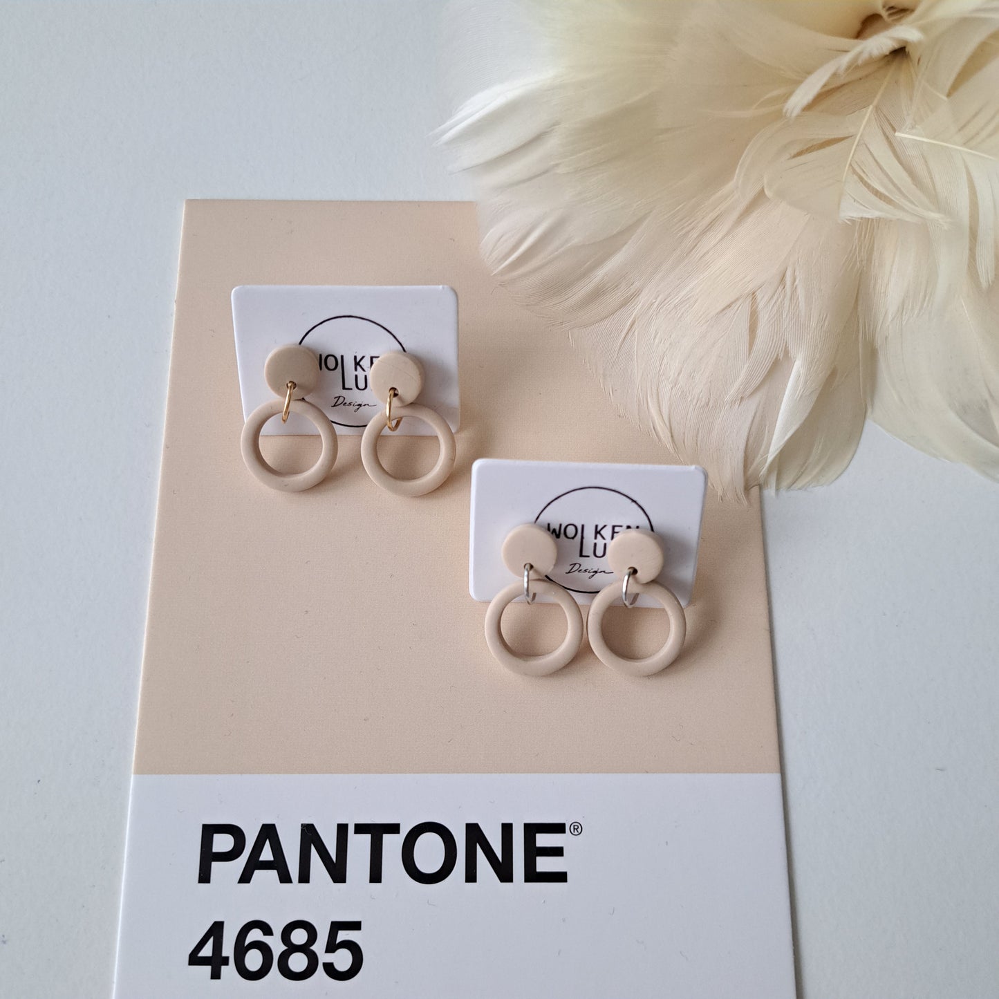 BILLY, kleine Statement-Ohrhänger, Beige oder Grau/Gold oder Silber