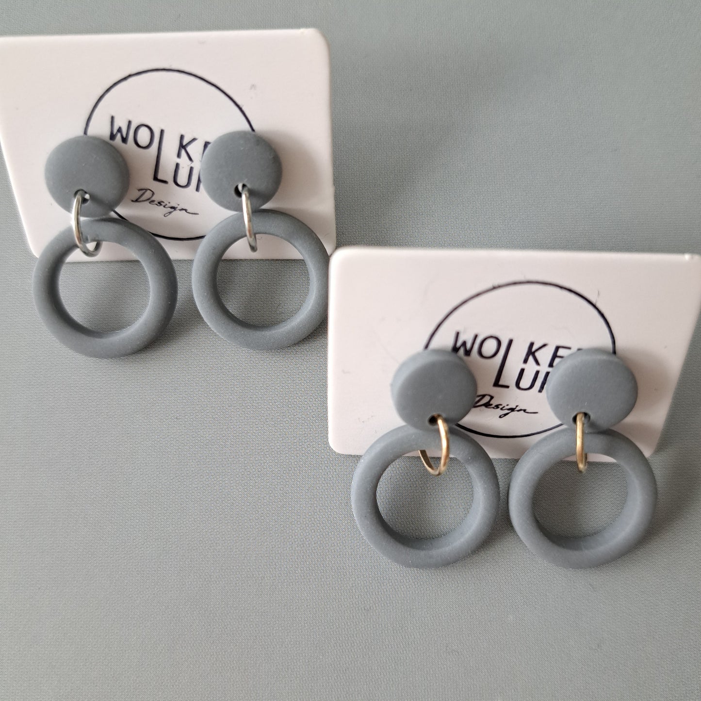BILLY, kleine Statement-Ohrhänger, Beige oder Grau/Gold oder Silber